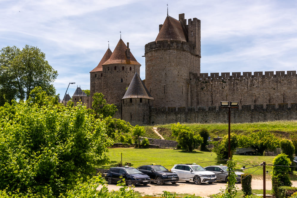 4 taxis garés devant la Cité de Carcassonne